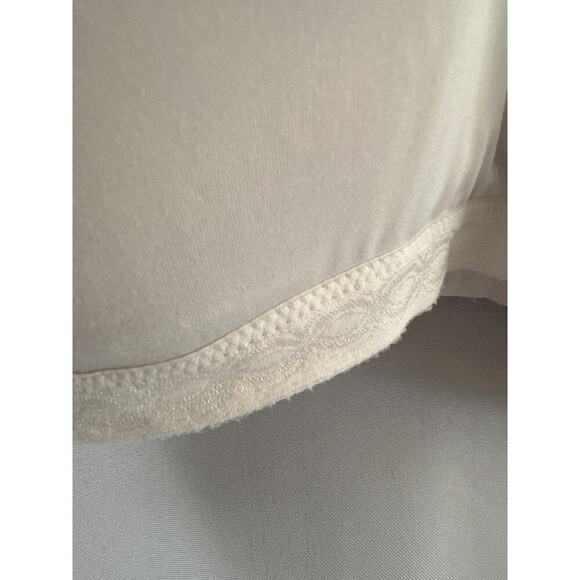 Warners 38D White Bra Wireless and Seamless NWOT - Picture 2 of 4